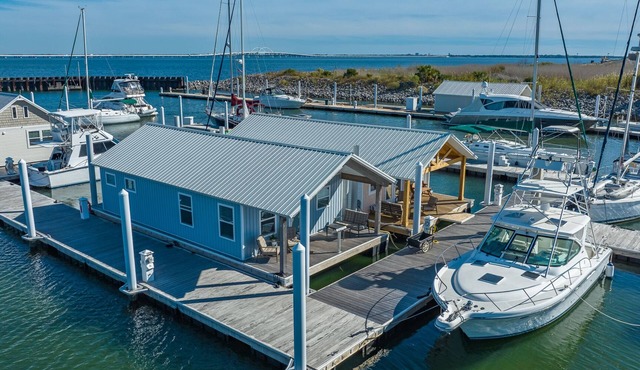 Tranquil! Amazing! Immaculate! Unique! Downtown! 10 stars! Dock your boat!