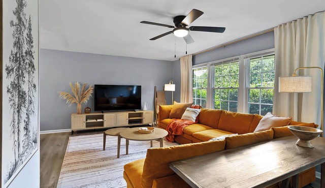 Tranquil and comfy 4-bedroom house- games, grill, yard in Raleigh!
