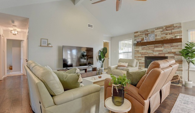 Tranquil and Cozy Retreat just minutes from Lake Ray Hubbard. Pets welcome!