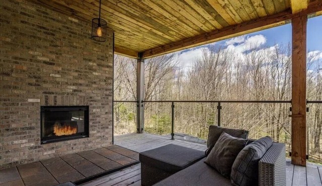 Tranquil and luminous forest retreat with swimming pond and spa!