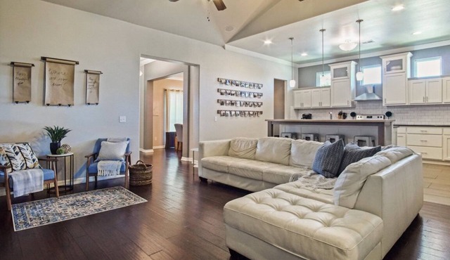 Tranquil Backyard, Clean Open-Concept, Fresh Decor, Great Location, Nice Kitchen