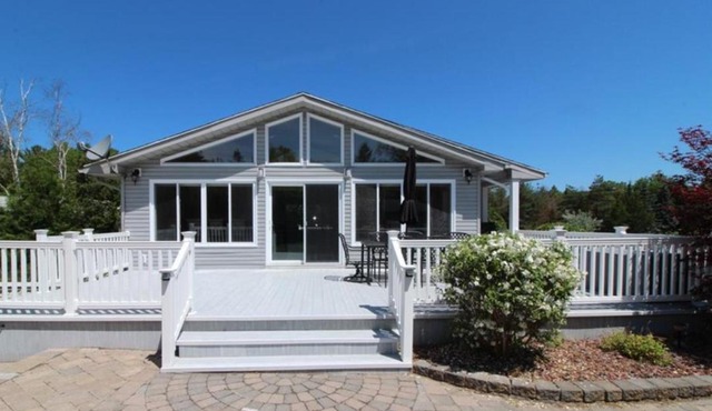 Tranquil Bay Lodge, 3 min walk to sand beach