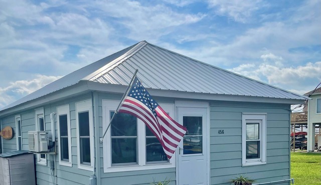 Tranquil Beach Cottage directly across from beach access-Pets & Children Welcome