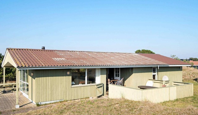 Tranquil Beach Cottage in Rindby-By Traum