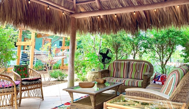 Tranquil Beach living - 1 Bed/1 Bath, Art Inspired apartment, steps to Ocean