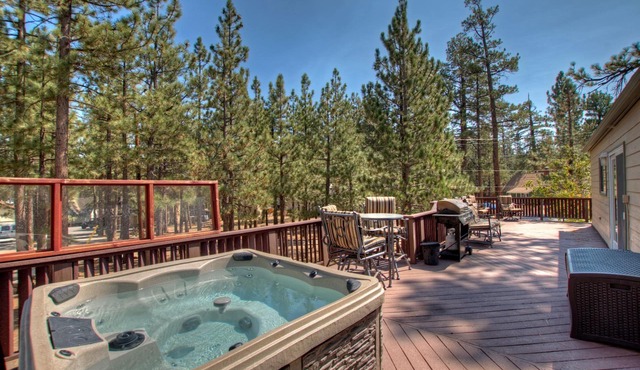 Tranquil Bears Den by Destination Big Bear : Game Room with Pool Table, Ping Pong, Air Hockey & more! Hot Tub! Walk to Lake!