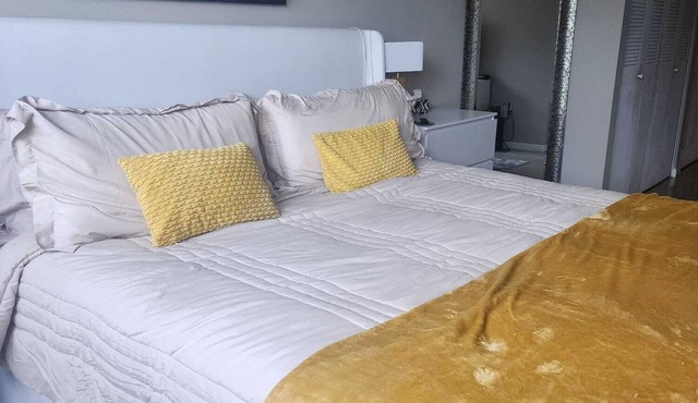 Tranquil bed & breakfast with AC in North Miami, BBQ, pool and parking space