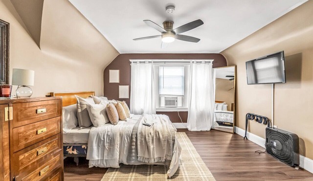 Tranquil Bedroom near Yale Bridgeport Hospital