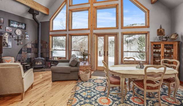 Tranquil Cabin in the Woods, 1 bedroom plus Loft Bedroom, Mountain Views
