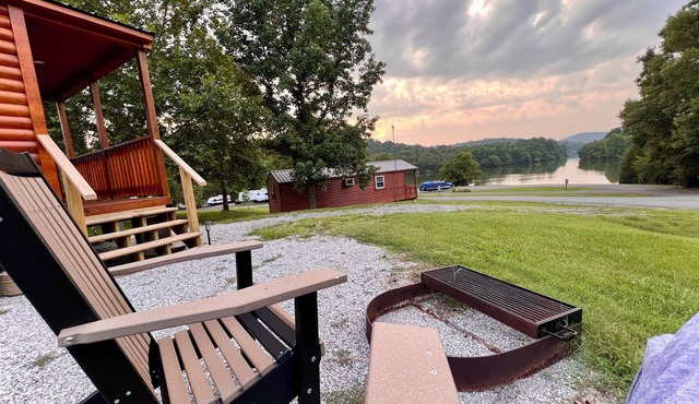 Tranquil Cabin on Lake, 1 hour east of Nashville. Nearby Waterfalls.