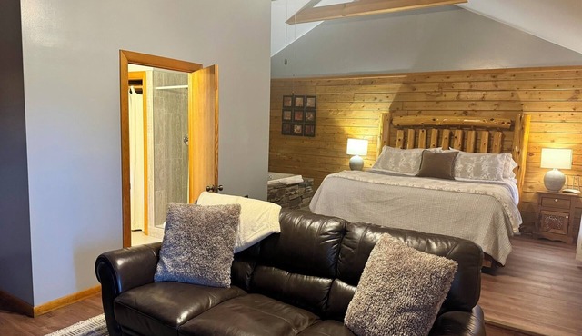 Tranquil Cabin- Perched on Mountain Top boasting jacuzzi for two and expansive deck with views! Trail & Cave on Property!