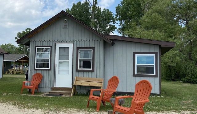 Tranquil Cabin Retreat: Stunning Lake Views and Abundant Recreation