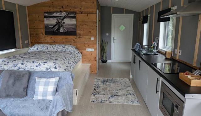 Tranquil Cabin Retreat- Sleeps 2, Parking