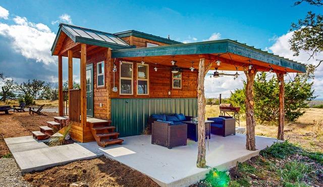 Tranquil cabin with firepit, AC, covered patio and free wifi