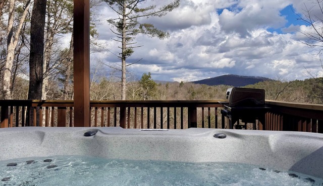Tranquil cabin with mountain views, hot tub, game room, fire pit near wineries