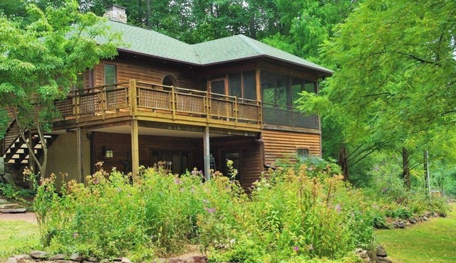 Tranquil Cardinal Hill Cabin- Perfect for Relaxation & Exploration. Pet Friendly