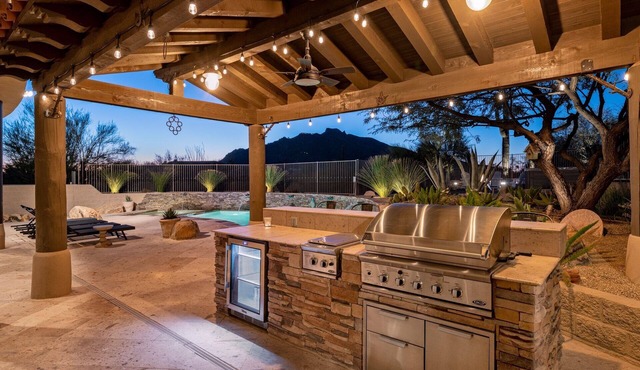 Tranquil Carefree Estate - Heated Pool, Spa, Gym, Firepit and More!