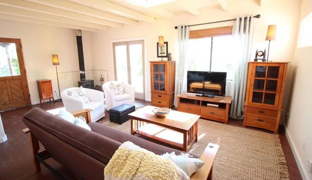 Tranquil Casita in Tano West, Southwestern Skies, Sweeping View of the Sangres