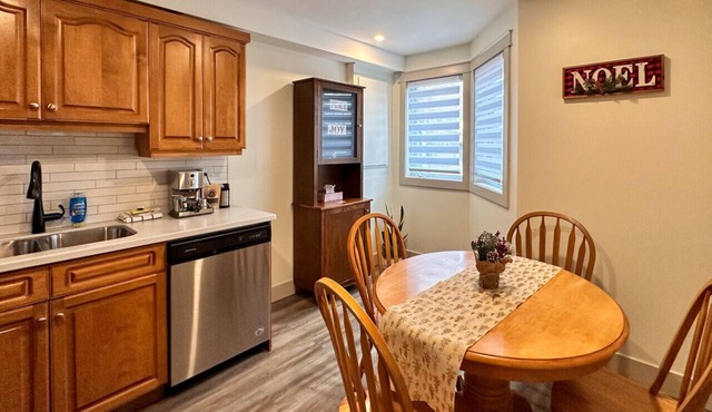 Tranquil centrally located townhome sleeps 6