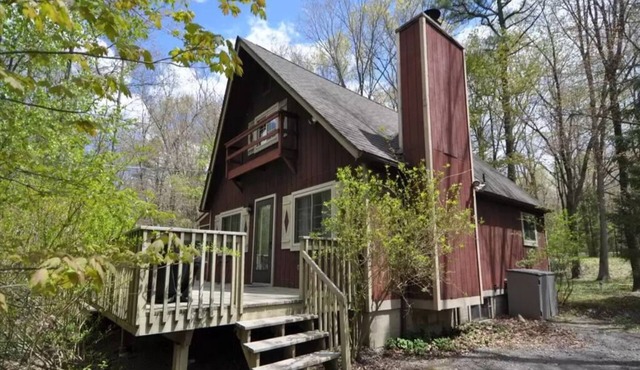 Tranquil Chalet Retreat, Short Walk to Lake & Pool