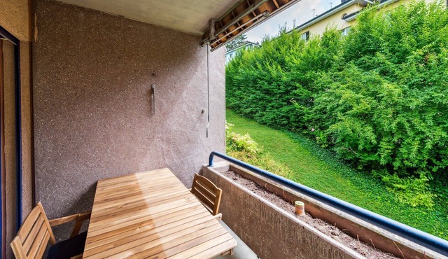 Tranquil City Haven: Close to Lake