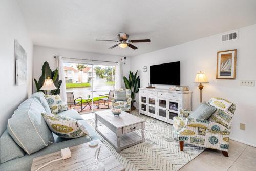 Tranquil Condo Walk to Beach