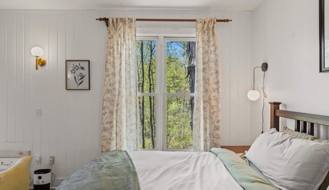 Tranquil Corner Room - Peaceful Lodge Retreat