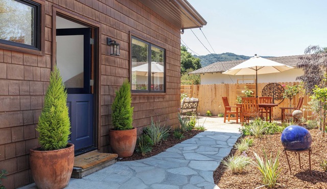 Tranquil cottage with fenced garden, fire pit, bbq, outdoor dining and hot tub.