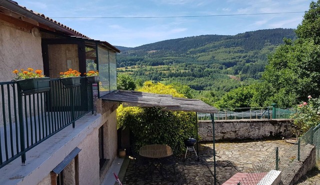 Tranquil cottage in Bourbonnaise Mountains, pets allowed