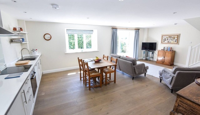 Tranquil cottage in Cotswolds with tennis court