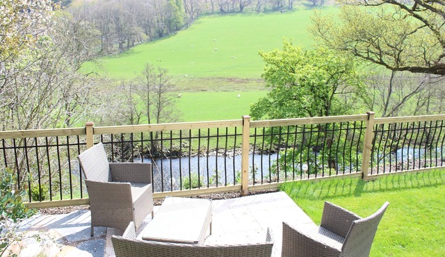 Tranquil cottage in quiet hamlet 3 miles from Llangollen & 2 mins from local pub