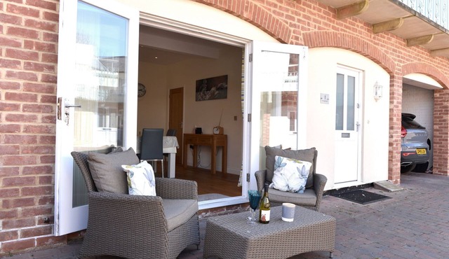 Tranquil cottage with outside terrace and undercover parking