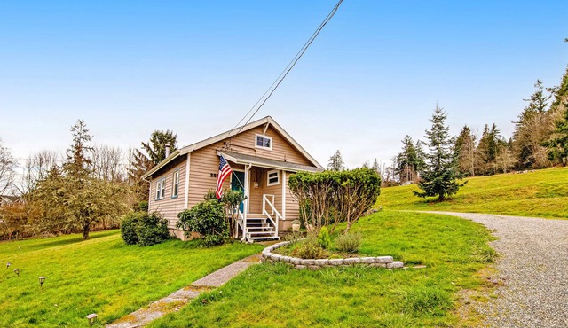 Tranquil cottage with mountain view, fast WiFi & W/D - walk to waterfront