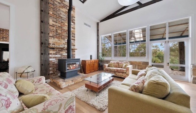 Tranquil country homestead retreat set above the Colo River