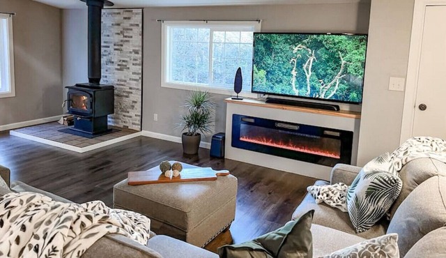 Tranquil Country Living in the trees w/Hot Tub!