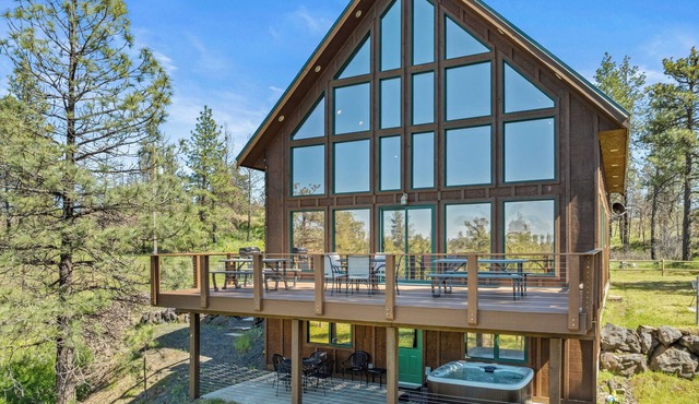 Tranquil Country Lodge Getaway with Hot Tub! Privacy & Serenity Abound.