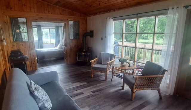 Tranquil, cozy cottage just steps from the river with miles of boating fun!