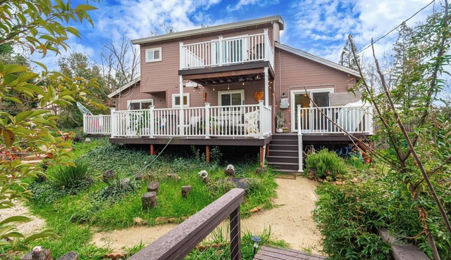 Tranquil Creek Haven: 3BR Kids & Pets Friendly, Near HW & Amenities Cameron Park