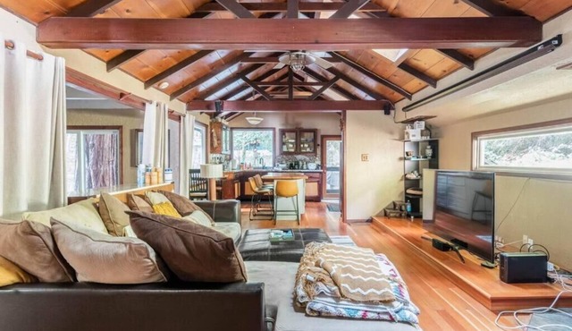 Tranquil creek mountain cabin in Los Gatos perfect for a getaway