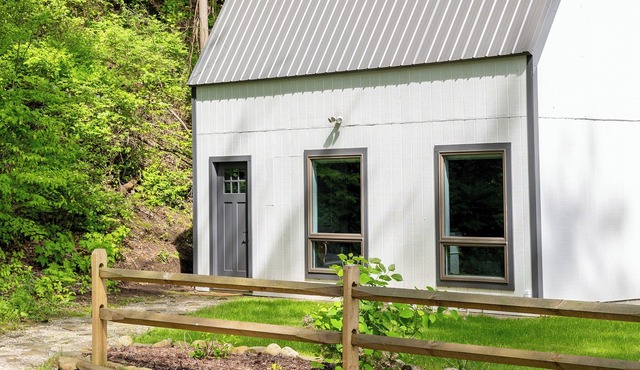 Tranquil creek side retreat