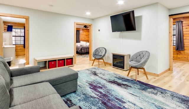 Tranquil Creekside Hideout: Families Welcome!