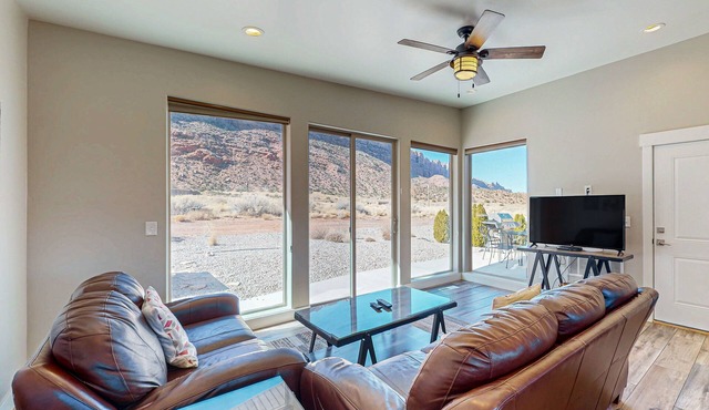 Tranquil desert home with private hot tub and great views - close to Arches