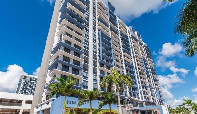 Tranquil Doral Retreat: Spacious Gem