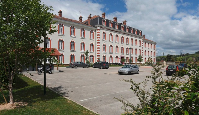 Tranquil Duplex Apt | Free Parking + TNT TV