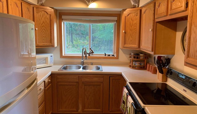 Tranquil Escanaba River front cottage, newly renovated, great fishing!