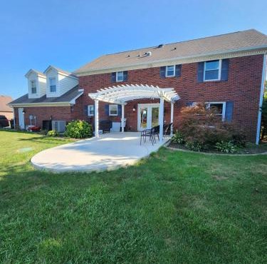 Tranquil Escape on 1 Acre Near Eagle Creek