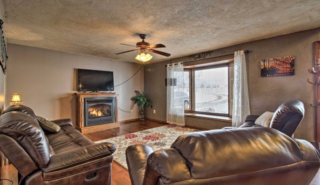 Tranquil Family Home w/Yard, 14 Mi to Springfield