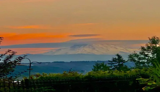 Tranquil Family Retreat with Mt. Rainier Views – Spacious 4BR Home- 30 days Stay
