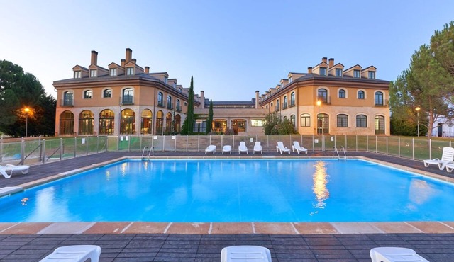 Tranquil Family Room Near Downtown Ávila – 3 Miles Away
