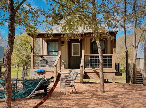 Tranquil Family Vacation by a Creek: Luxury Tented Cabin in Seguin, Texas